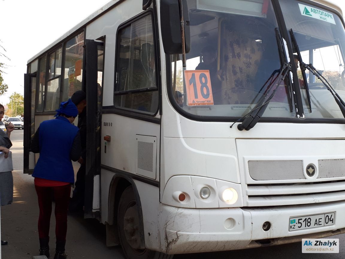 Автобуса актюбинске. Актау Автобусный парк. Автобус в городе. Старые автобусы. Маршрутный автобус.