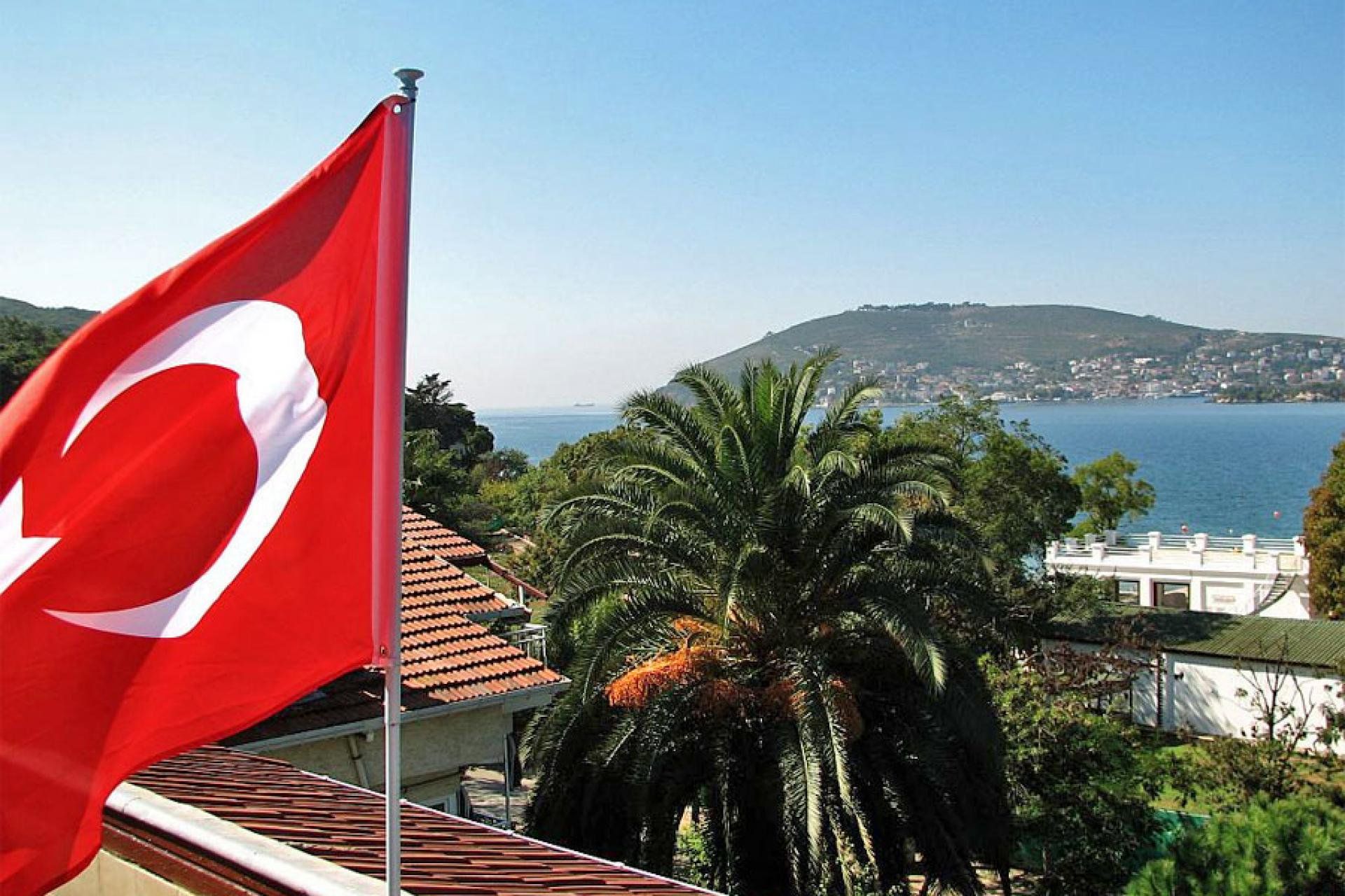 Граждане рф в турцию. Турция ё. Турция курорт с флагом. Турция Анталья флаг. Турция туризм.