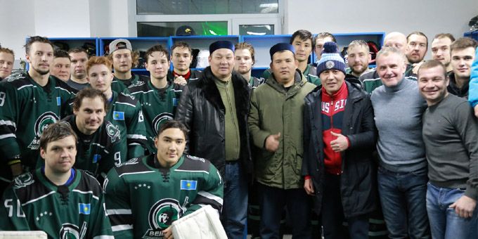 На фото Булат Бушанов в спортивном костюме с надписью "Russia" и в шапке с логотипом "Сибири"
