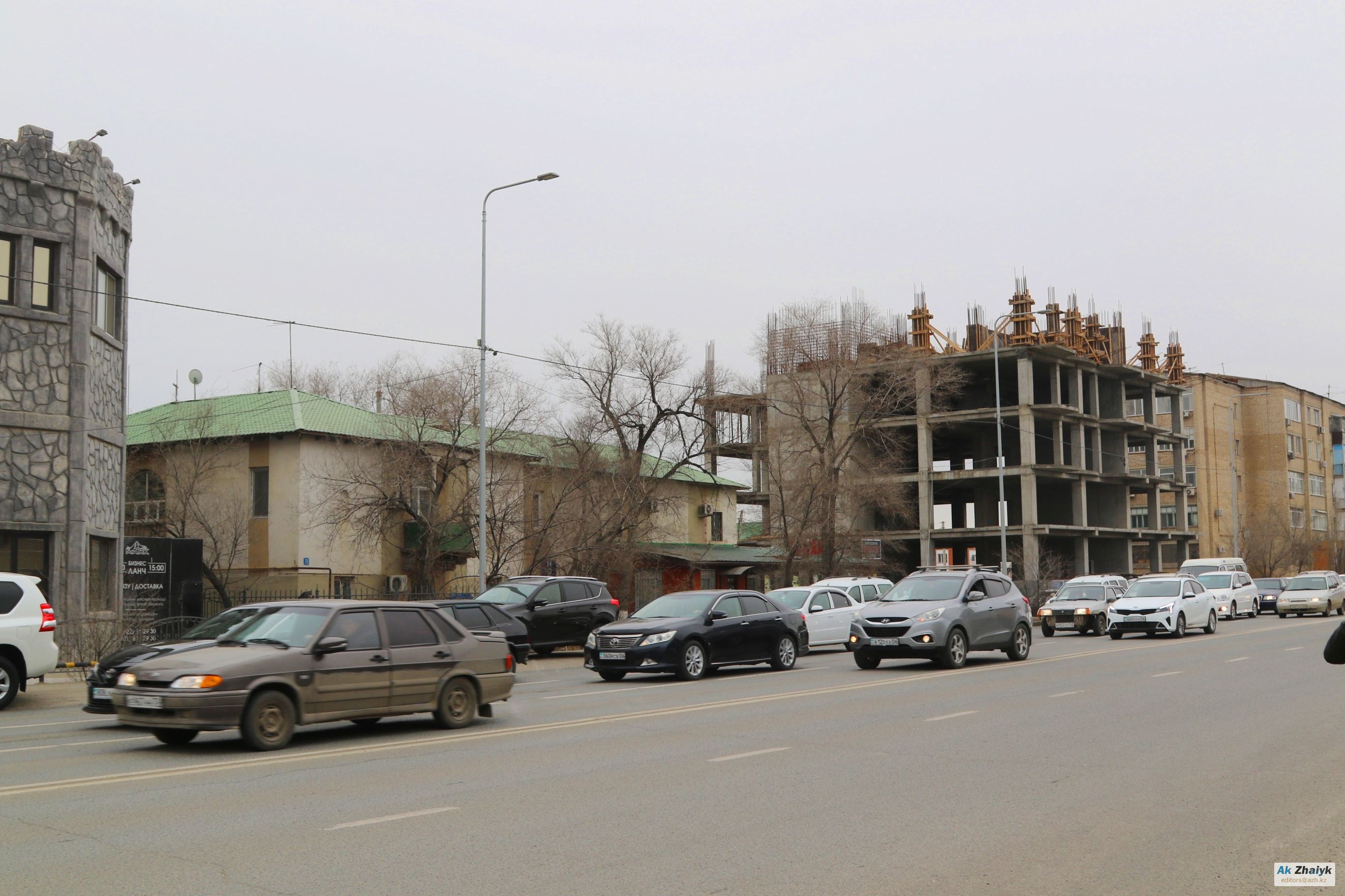 Старую двухэтажку снесли, людей временно переселили в арендное жильё —  новости на сайте Ак Жайык