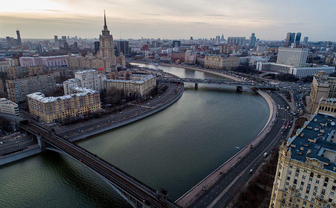 Прямо напротив. Правительство РФ вид на Москву реку. Здания на Москве реке. Дом напротив Кремля. Белое здание на берегу Москвы-реки.