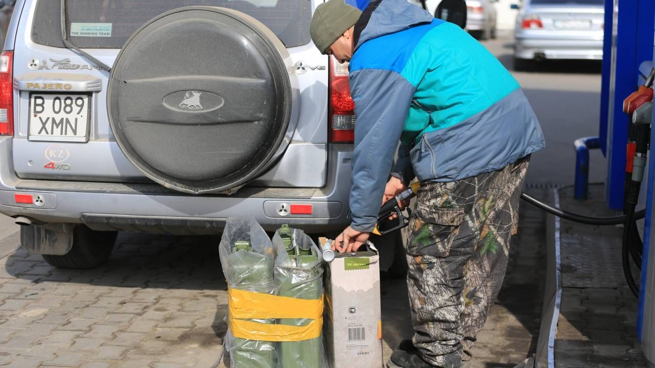 Запрет на вывоз. Вывоз бензина в Казахстан. Вывоз топлива. На вывоз из Казахстана нефтепродуктов автотранспортом. Фото дешевого бензина.