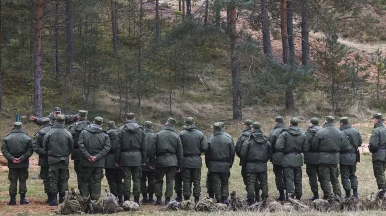 Кому дали бронь от мобилизации. Бегут от мобилизации. Бронь от мобилизации в России. Фото бегущих от мобилизации в России.