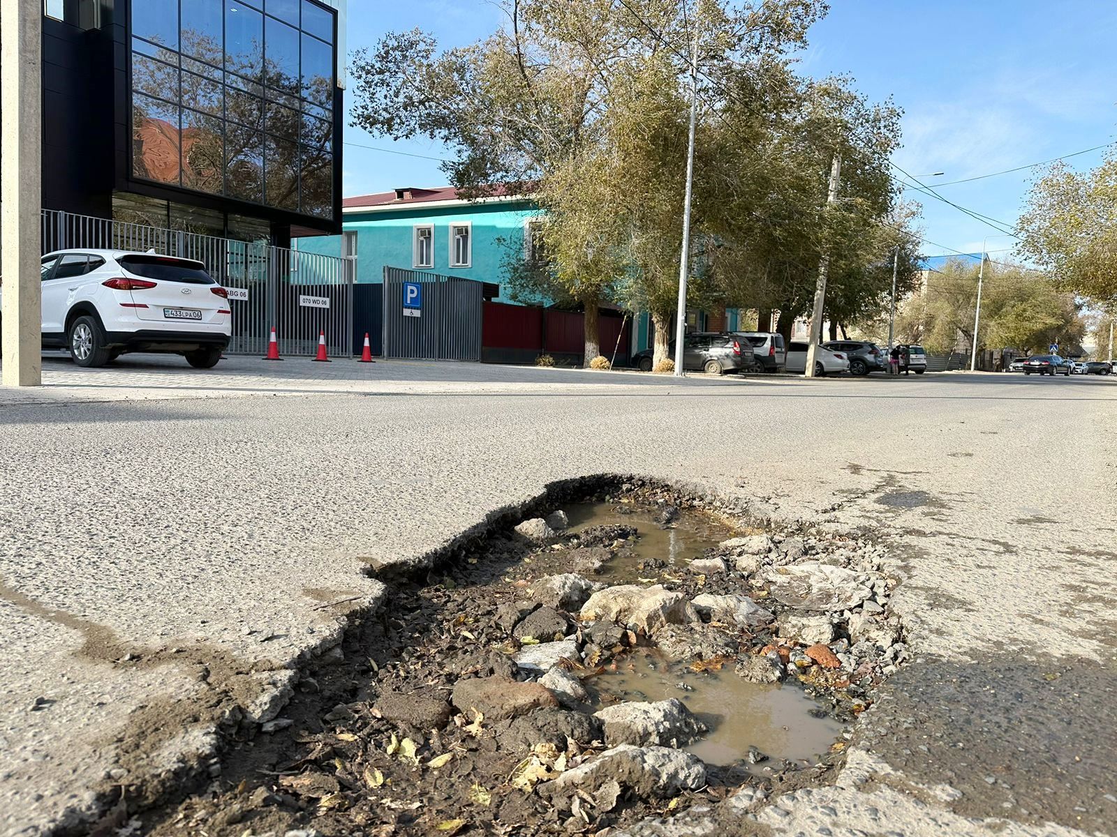 Повредил колёса в яме на дороге - кто возместит ущерб? — новости на сайте  Ак Жайык