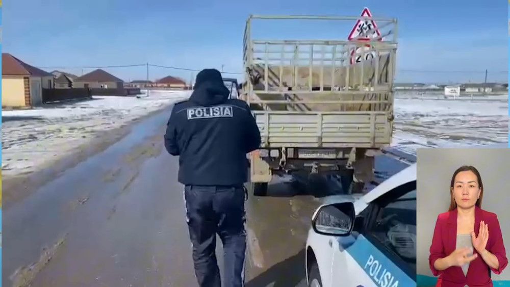 Полицейский проверяет автотранспорт во время ОПМ "Скотокрадство" в Атырауской области