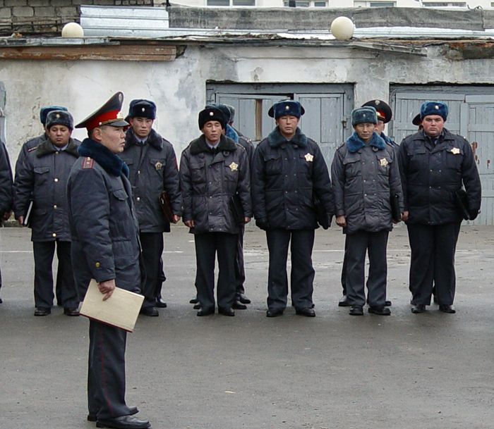 Казахстанским полицейским пригрозили увольнением за животы