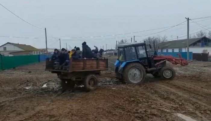 Школьники ЗКО добирались на экзамен на тракторе: чиновников привлекли к ответственности