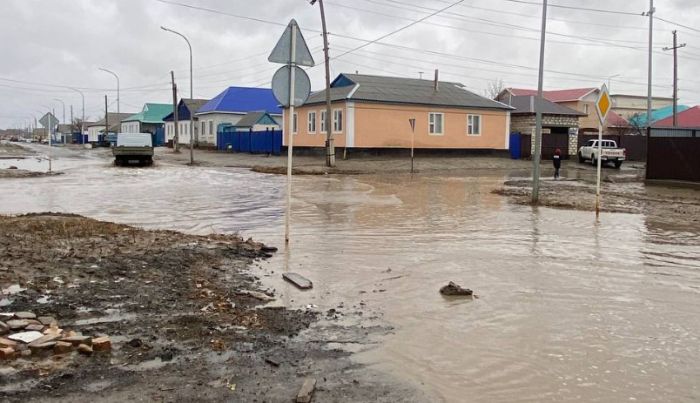 В Атырау продолжают борьбу с водой