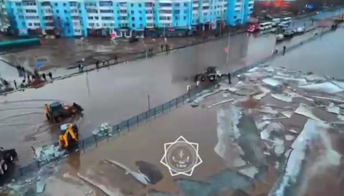 Река затопила главную улицу в Актобе