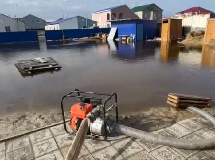 В городе Атырау проводятся аварийно-спасательные работы по откачке дождевых вод