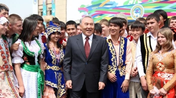 Назарбаев в Алматы поздравил казахстанцев с Днем единства народа