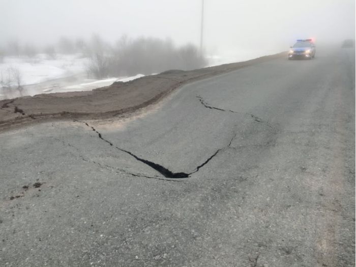 Дорожное полотно обвалилось на автодороге в ЗКО