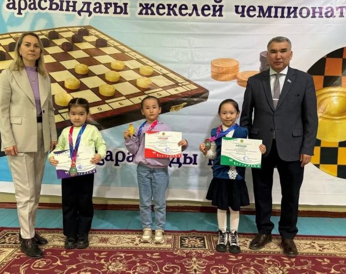 Сестрёнки из Атырауской области стали чемпионками страны по шашкам
