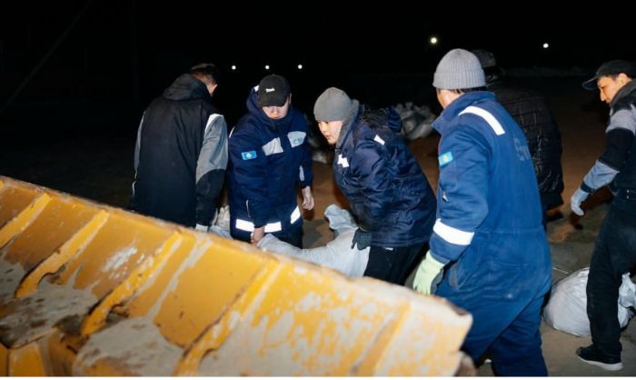 Штаб по паводкам: Канат Бозумбаев координирует работу по ликвидации ЧС в Атырауской области