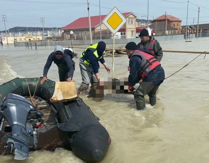 В Кульсары обнаружен труп, принесённый потоком воды с кладбища