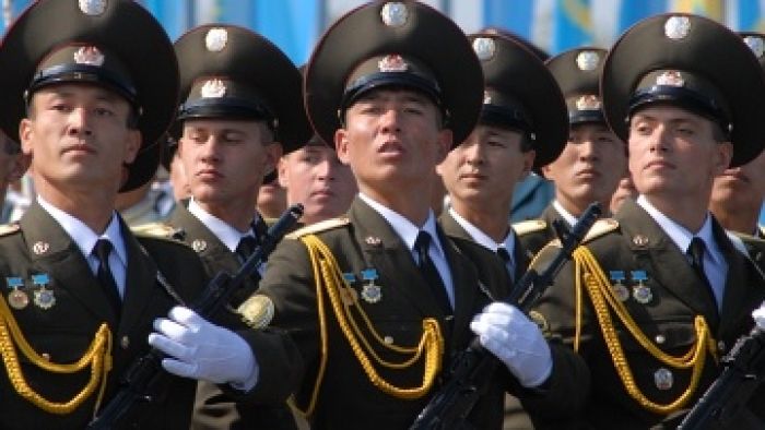 Двадцатилетие Вооруженных сил республики отмечает Казахстан
