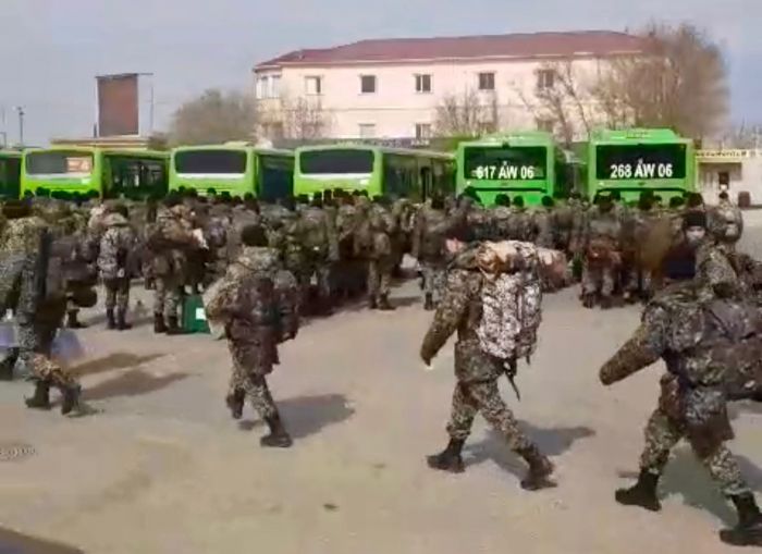 Ажиотаж на вокзале: прибыли солдаты из Караганды