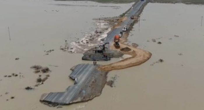 Разрушенный паводком участок дороги в Атырауской области восстановят до 15 апреля 
