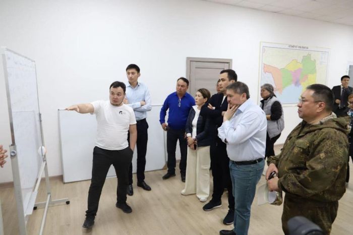 Саясат Нурбек встретился с учёными в оперативном штабе в Атырау