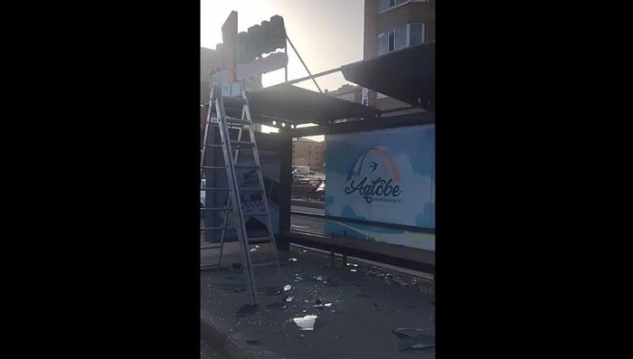 Три женщины госпитализированы в результате падения рекламного щита на остановку в Актобе