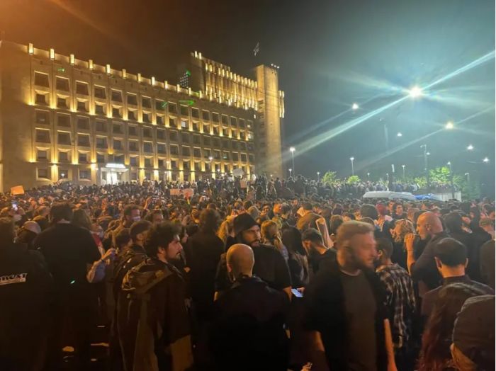 Третий день масштабных протестов в Тбилиси: участники акции потребовали встречи с премьер-министром 