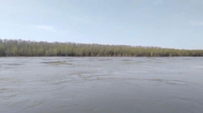 На Чаганской плотине готовят шандоры к закрытию из-за усилившегося подпора течением Урала