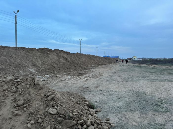Жители прибрежных домов в Атырау противятся строительству защитных дамб