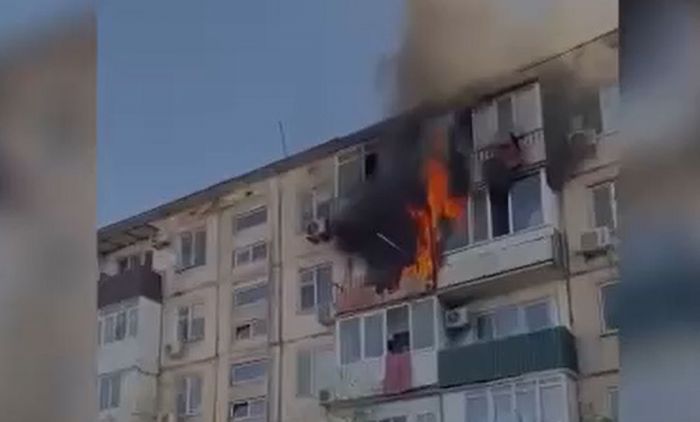Из горящего дома в Атырау эвакуировали 60 человек