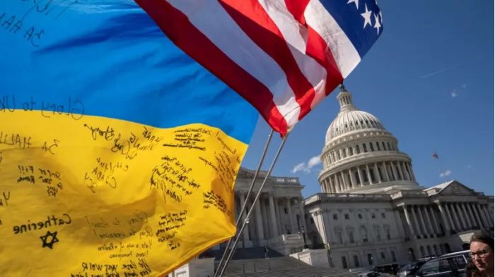 Палата представителей США уверенно одобрила выделение $61 млрд на поддержку Украины, в том числе военную 