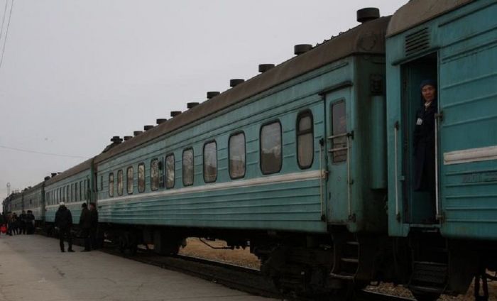 Еще паре пассажиров поезда Атырау - Актобе заплатят за грязь в вагоне