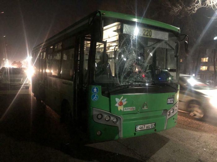 Автобус сбил людей на остановке в Алматы: прокурор запросил для подсудимого 8 лет тюрьмы