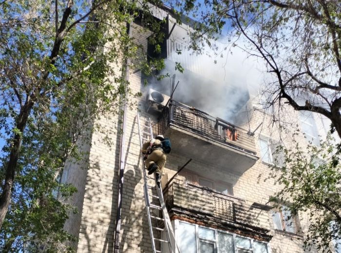 В Атырау горел балкон многоэтажного дома