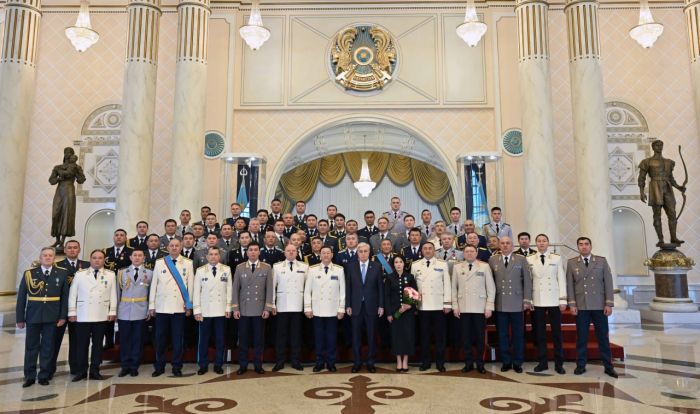 Орден "Айбын" и звание генерал-майор полиции получили от президента служители правопорядка Атырауской области
