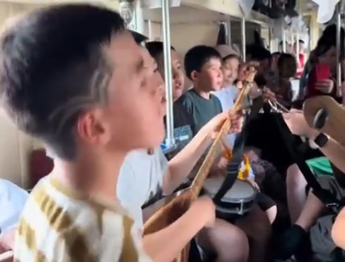Атырауские домбристы поразили пассажиров поезда своим выступлением