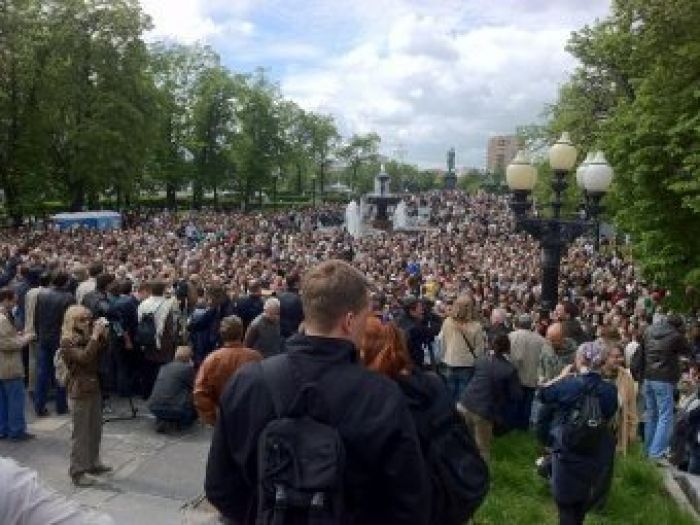 На "прогулку писателей" в Москве пришли несколько тысяч человек (ОБНОВЛЕНО)