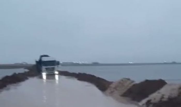 Вода затопила часть трассы Атырау - Уральск, проходящую через Индербор​ - видео