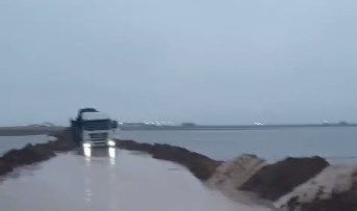 На автодороге Атырау - Индер - Уральск произошёл перелив воды - Оперштаб