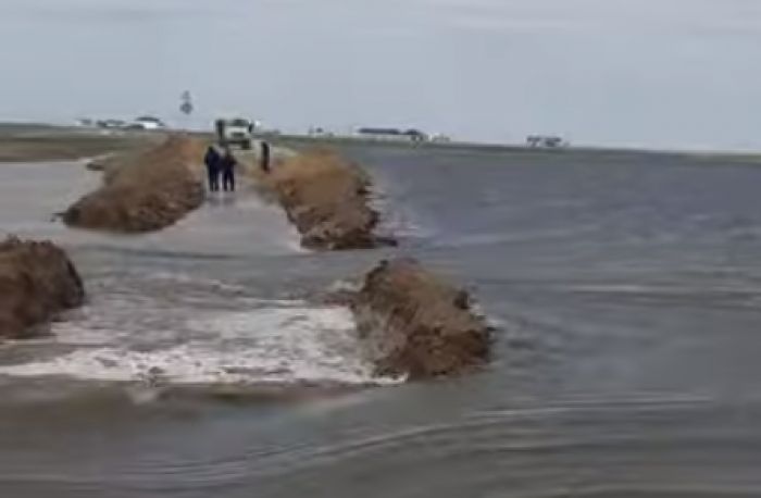 Подъездную дорогу к Индерскому району затопило