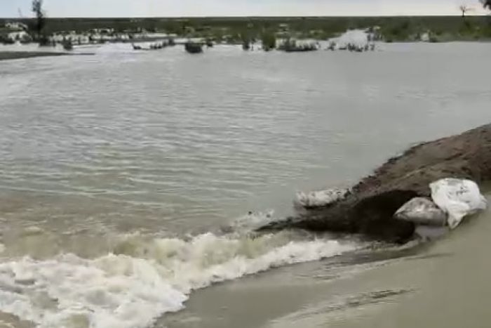 В Атырау ликвидируют последствия разлива канала Сарыозек