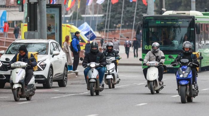 Мопедистов в Казахстане обяжут регистрировать транспорт и получать водительские права