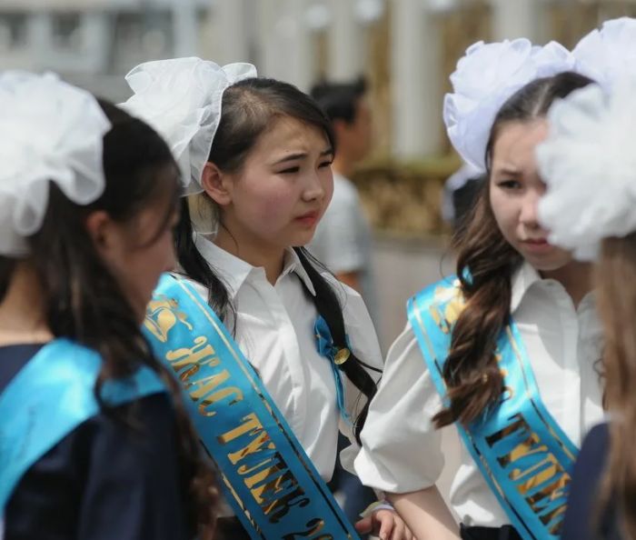 Казахстанским выпускникам предложили самим выбрать формат своего последнего звонка