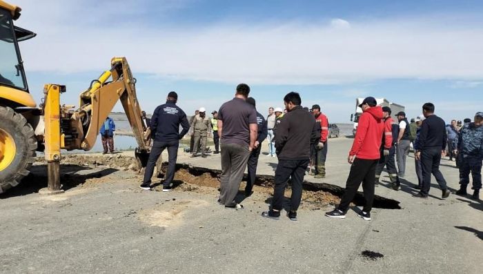 Под автотрассой между Махамбетом и Сарытогаем проложены водопропускные трубы