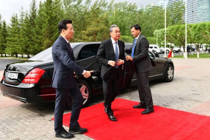 Глава МИД Китая Ван И прибыл с официальным визитом в Казахстан 