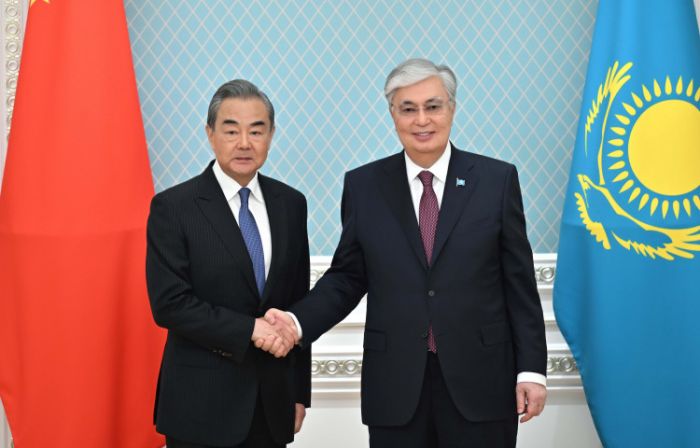Токаев принял министра иностранных дел КНР Ван И