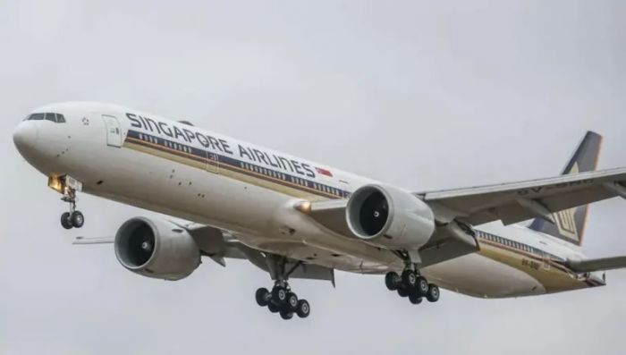 ​Летевший в Сингапур Boeing 777 попал в зону сильной турбулентности. Один человек погиб, более 50 пострадали