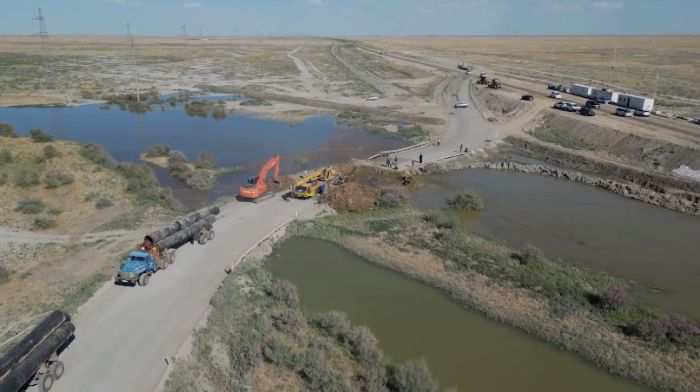 Под трассой Атырау - Астрахань установили водопропускные трубы