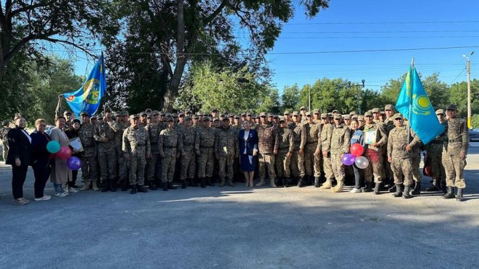 400 военнослужащих и медиков Гвардейского гарнизона вернулись из Атырауской области