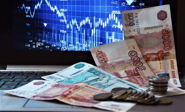 Доллар стремительно растёт, а рубль падает в обменниках Казахстана 