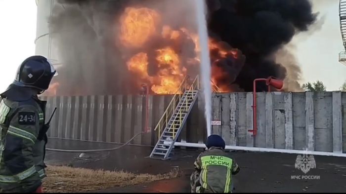 Пожар в Азове после удара дрона тушат 70 пожарных, горят резервуары с нефтепродуктами