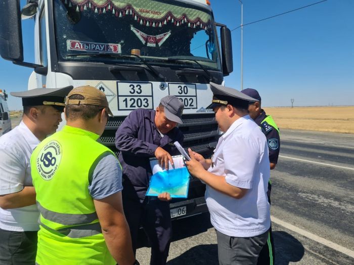 В Атырауской области большегрузам более 8 тонн запретили ездить по дорогам в дневное время